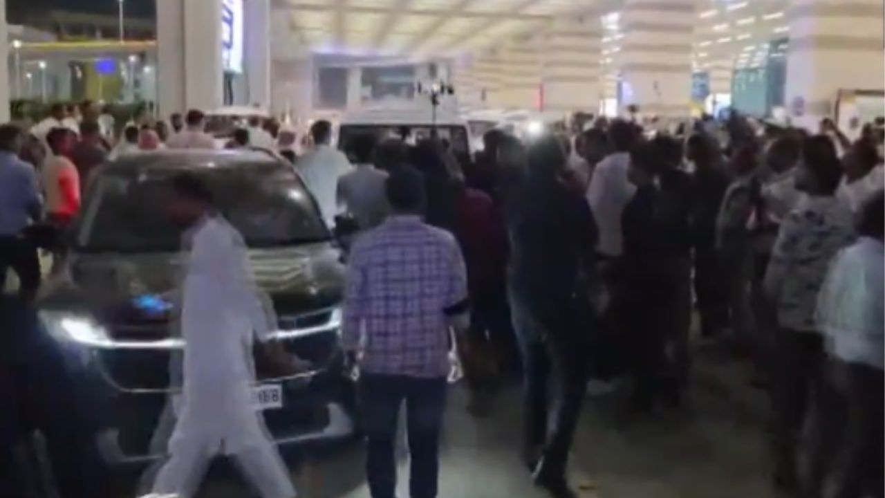 पटना एयरपोर्ट पर कांग्रेस कार्यकर्ताओ में झड़प । Photo Credit: Videograb