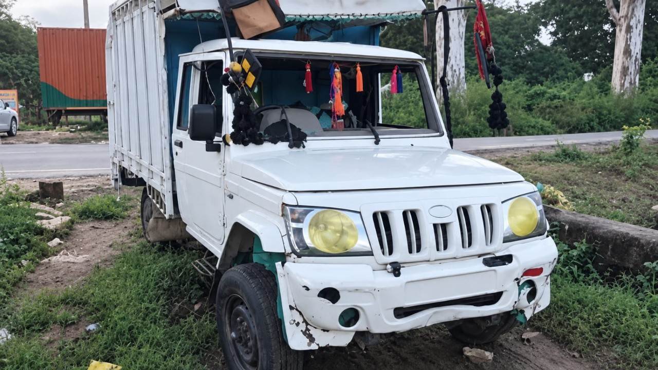 पुलिस के कब्जे में खड़ी क्षतिग्रस्त पिकअप, Photo Credit : Social Media