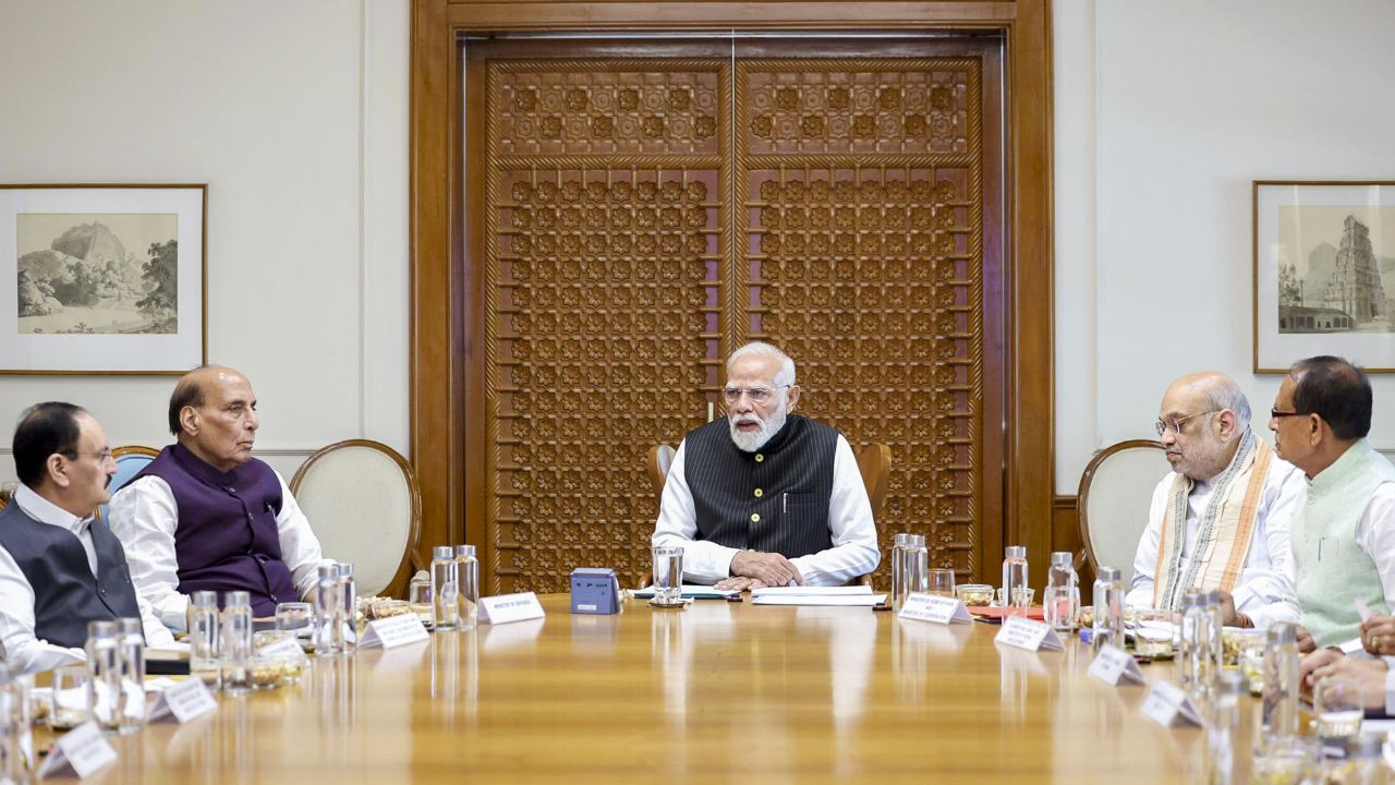 पीएम मोदी मीटिंग करते हुए । Photo Credit: PTI