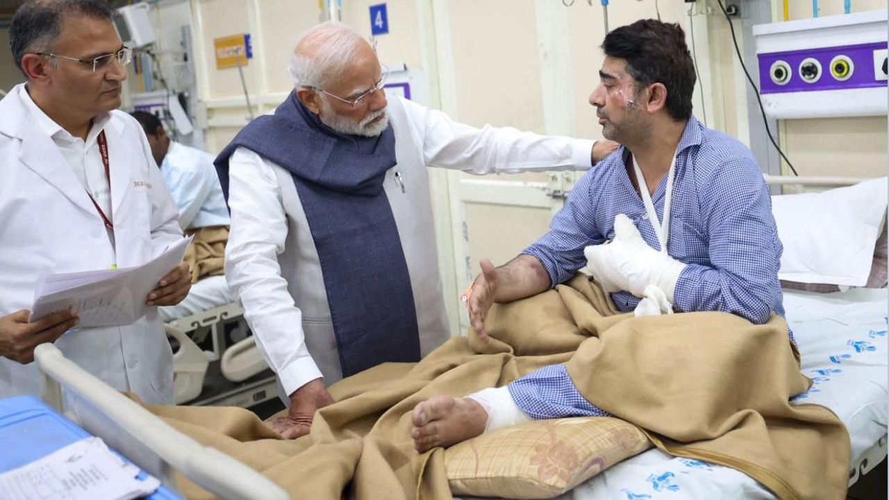 pm modi meets injured in hospital