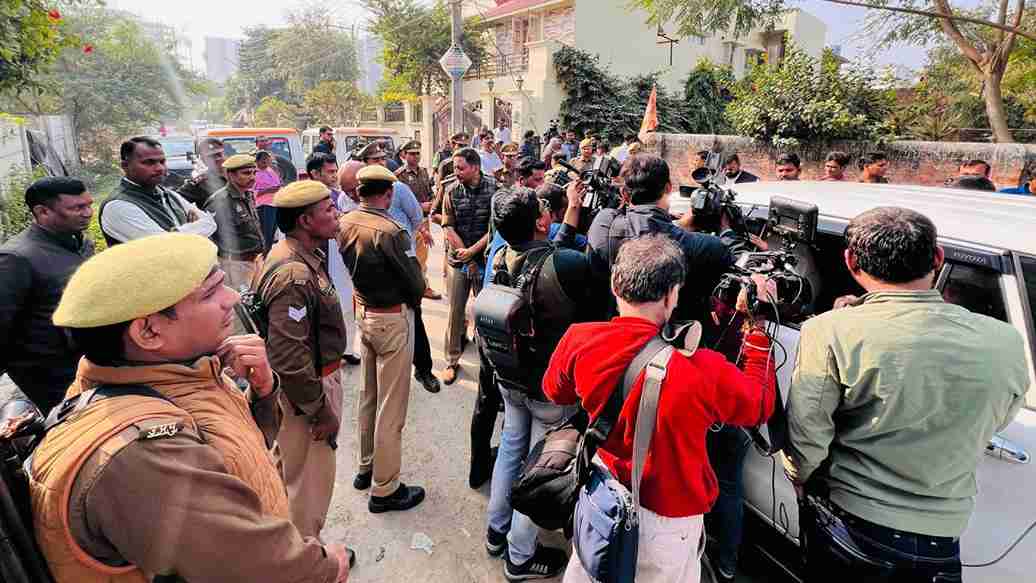 Police Force to stop samajwadi party delegation going to sambhal । एक्सः @samajwadiparty