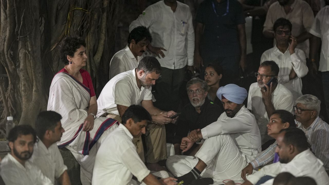 Ragul Gandhi Priyanka Gandhi Protesting near Akashvani 