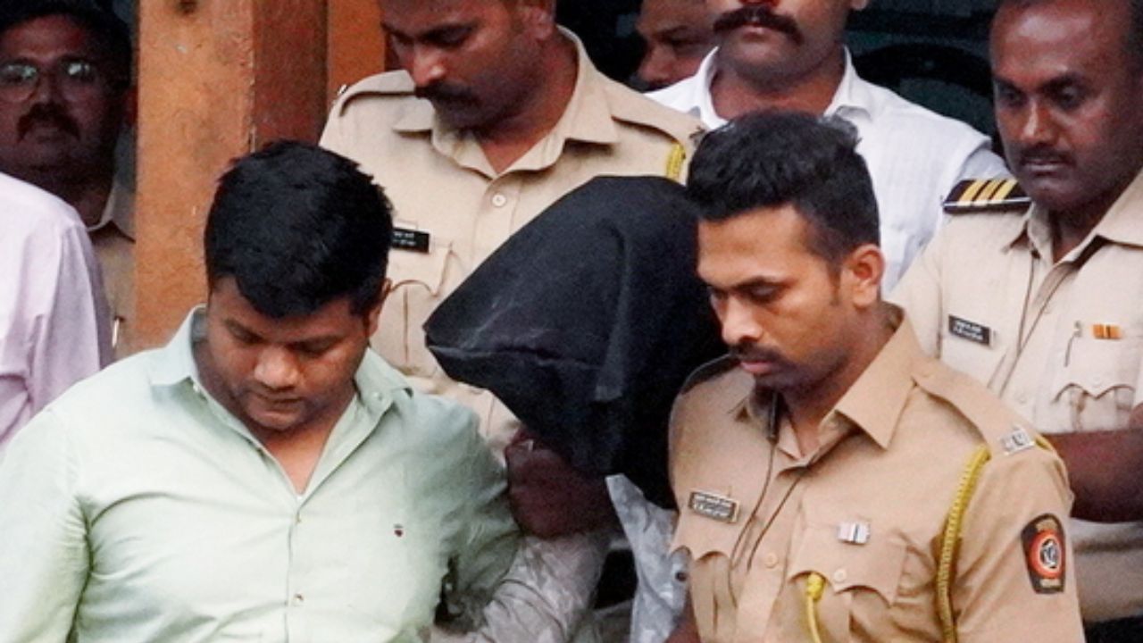 Pune Rape case accused with police Photo Credit: PTI