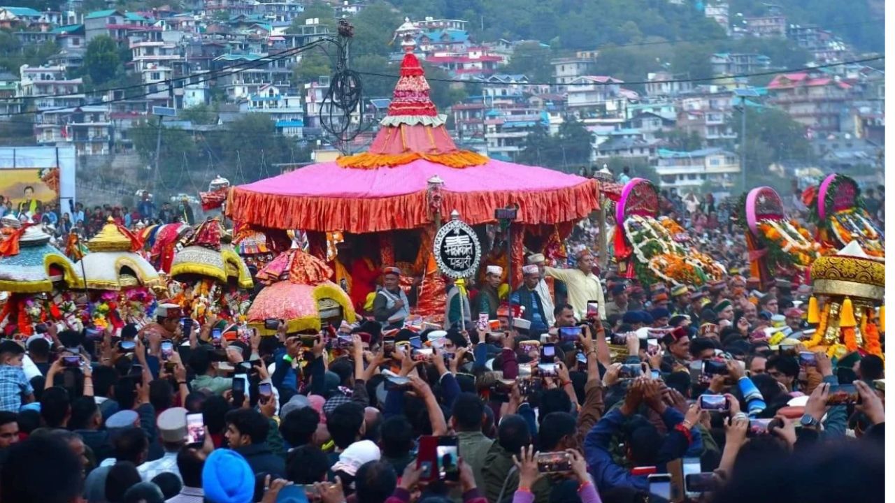 कुल्लू दशहरा में भगवान रघुनाथ का भव्य रथ, Photo Credit- Khabargaon 