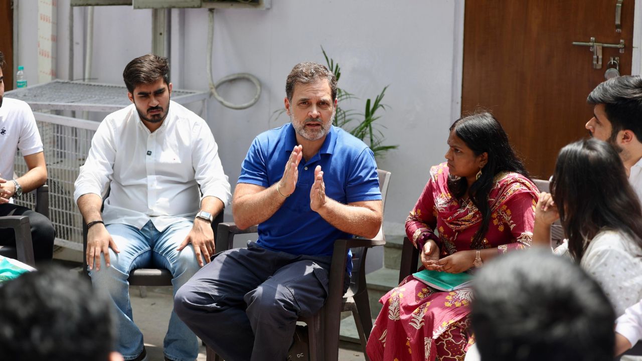 rahul gandhi with du students