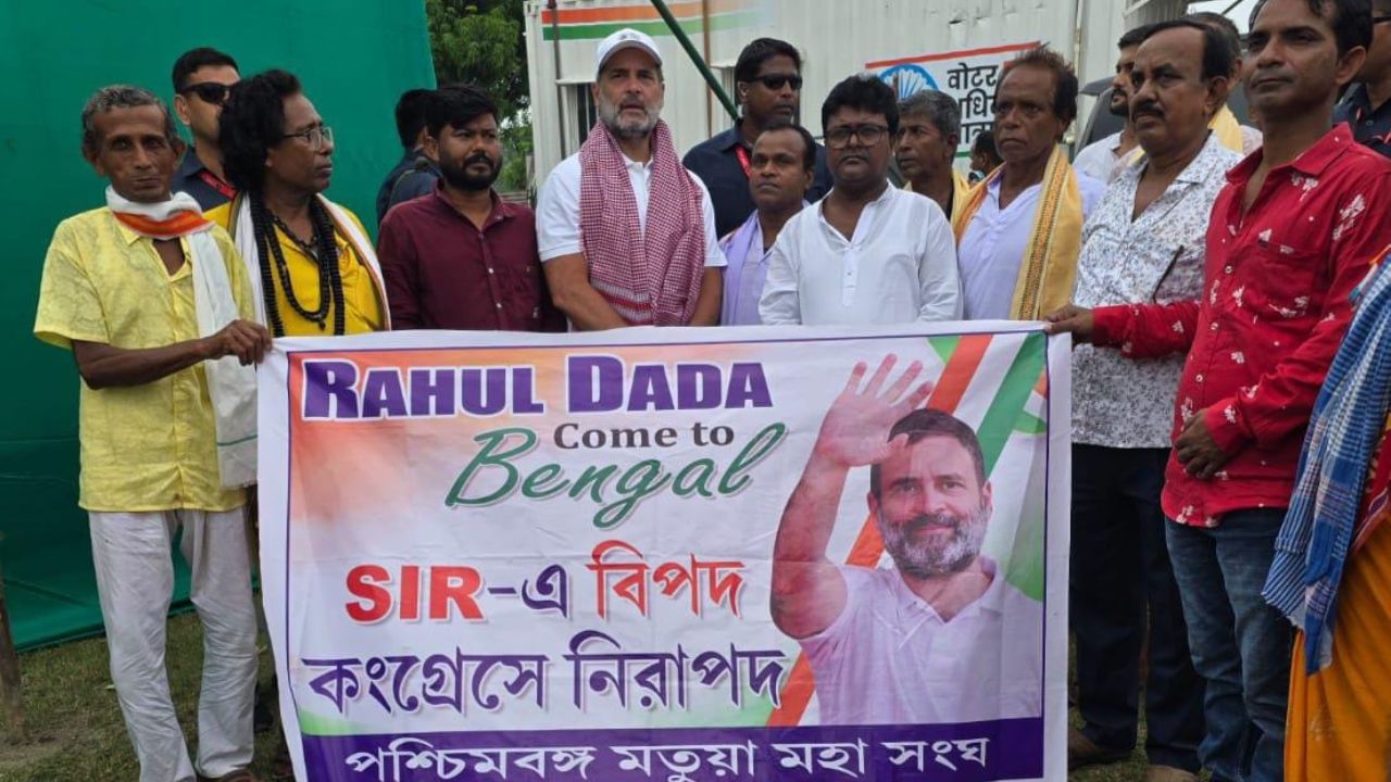 Matua community with rahul gandhi । Photo Credit: Facbook/Adhir Ranjan Chowdhury
