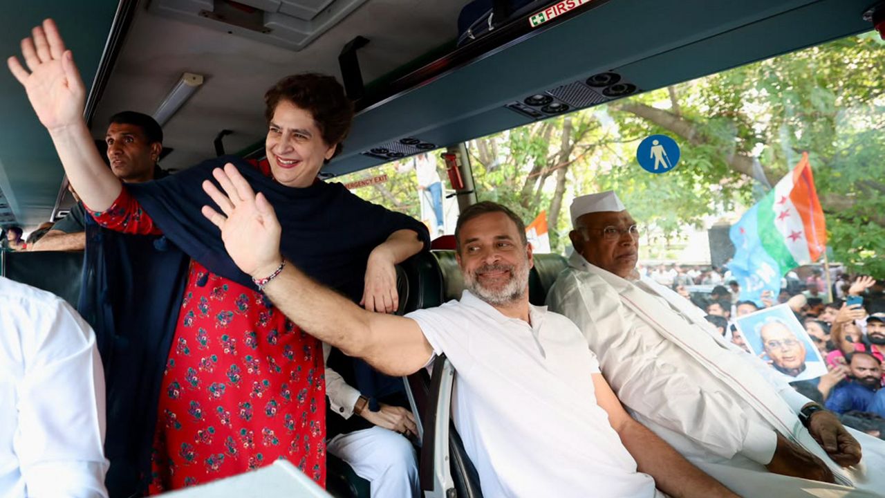 खड़गे के साथ राहुल और प्रियंका गांधी