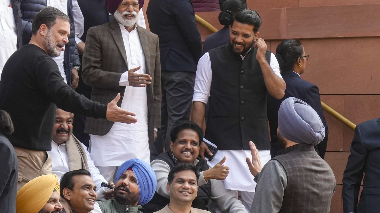 rahul gandhi offers handshake to ravneet bittu