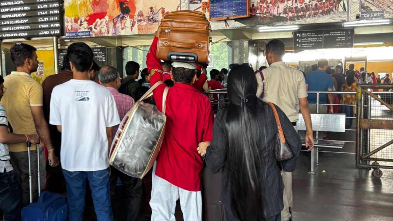 porters at new delhi railway station