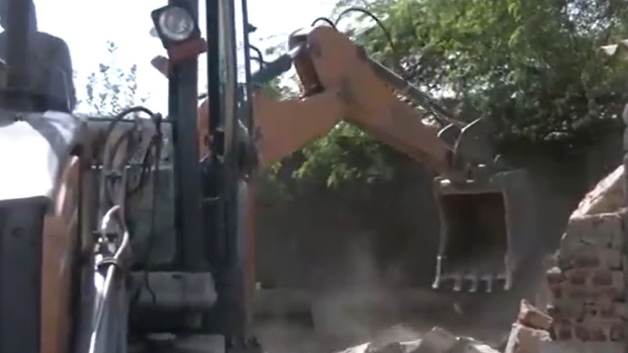 rajkot police action on illegal constructions 