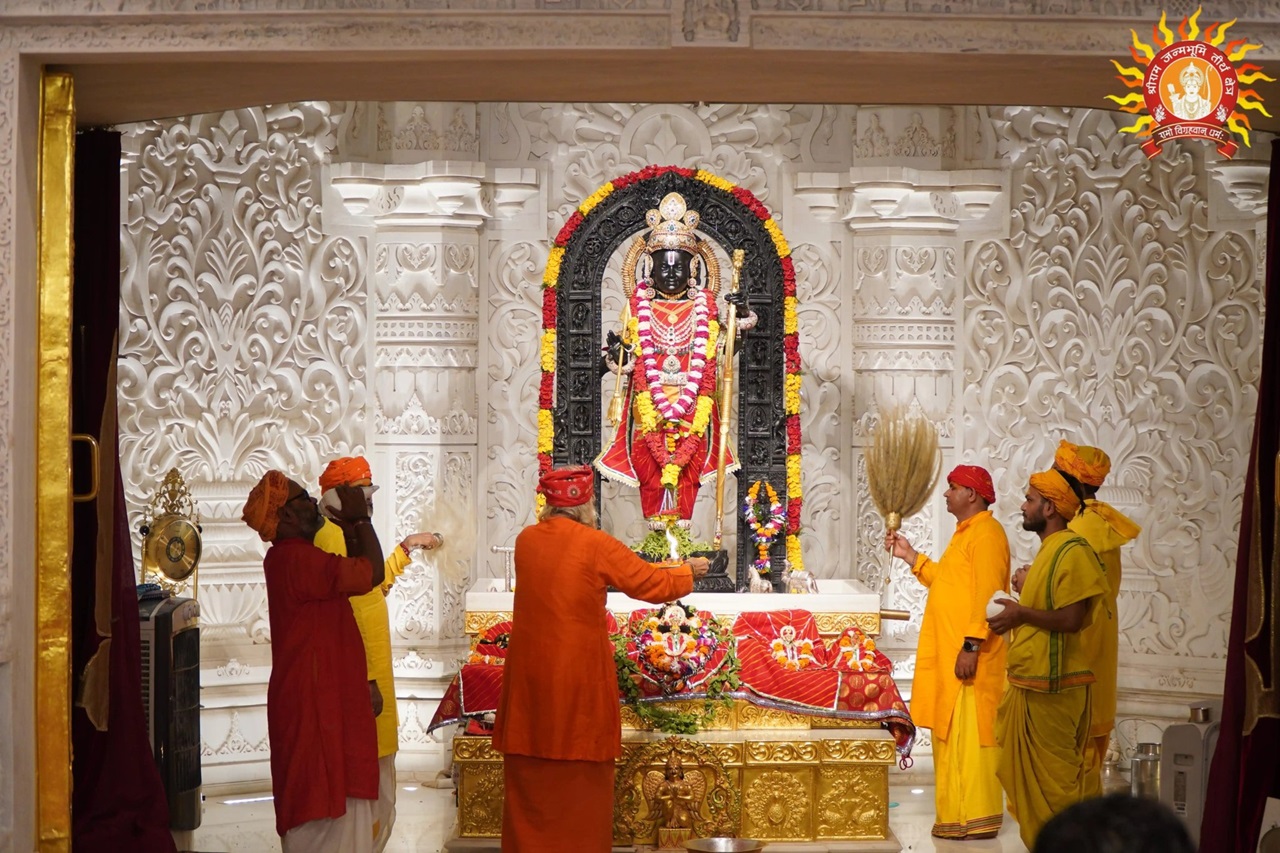 गर्भगृह में विराजमान रामलला। गर्भगृह में विराजमान रामलला।