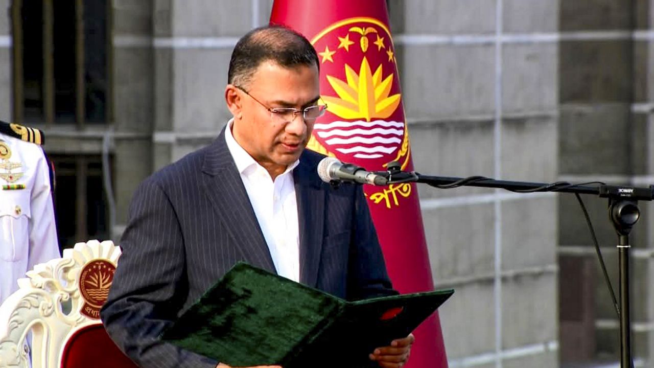 शपथ ग्रहण के दौरान तारिक रहमान । Photo Credit: PTI