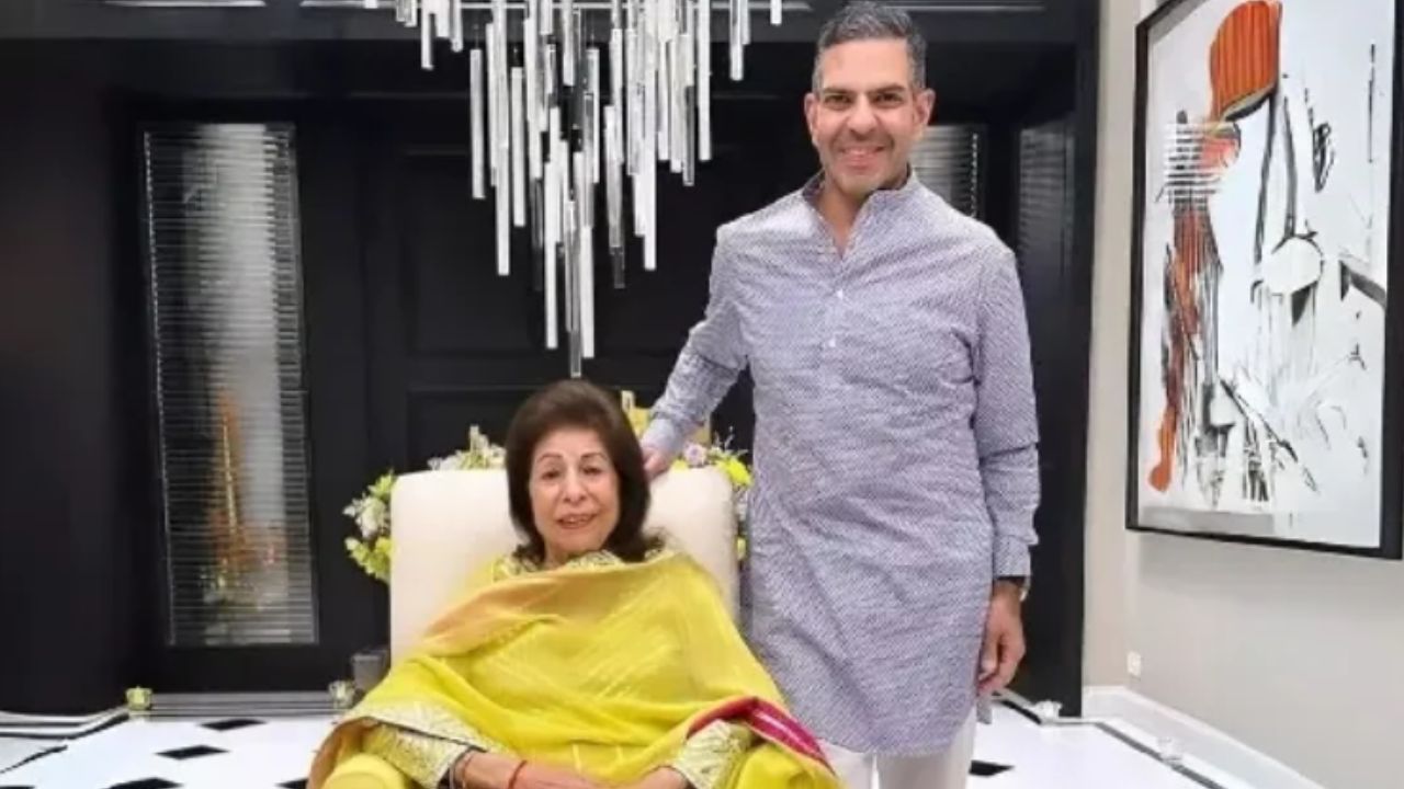 अपनी मां के साथ संजय कपूर । Photo Credit: Social Media