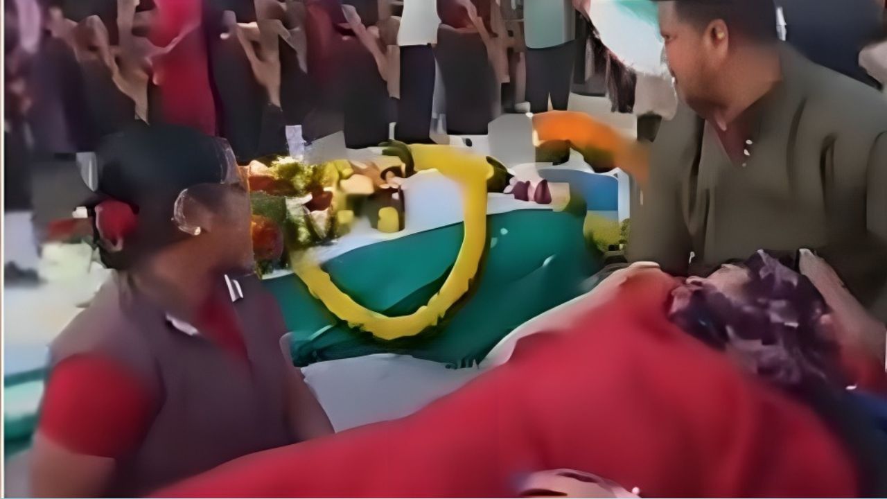 सेना के जवान के अंतिम संस्कार के दौरान स्ट्रेचर पर पत्नी । Photo Credit: Video Grab