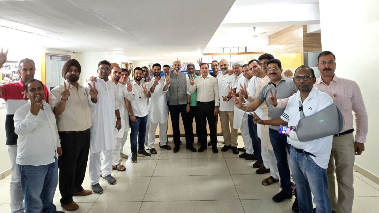 जीत के बाद खुशी मनाते अधिकारी । Photo: Khabargaon