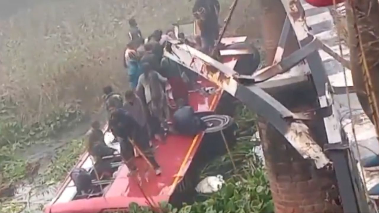 Bus catapulted below the bridge : Screengrab (Video) : X