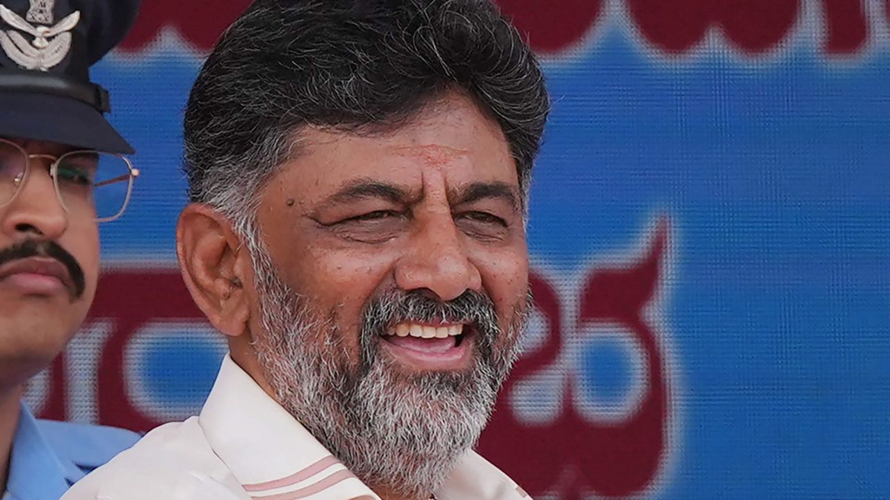 DK Shivakumar refuses to quit as karnatka congress chief 