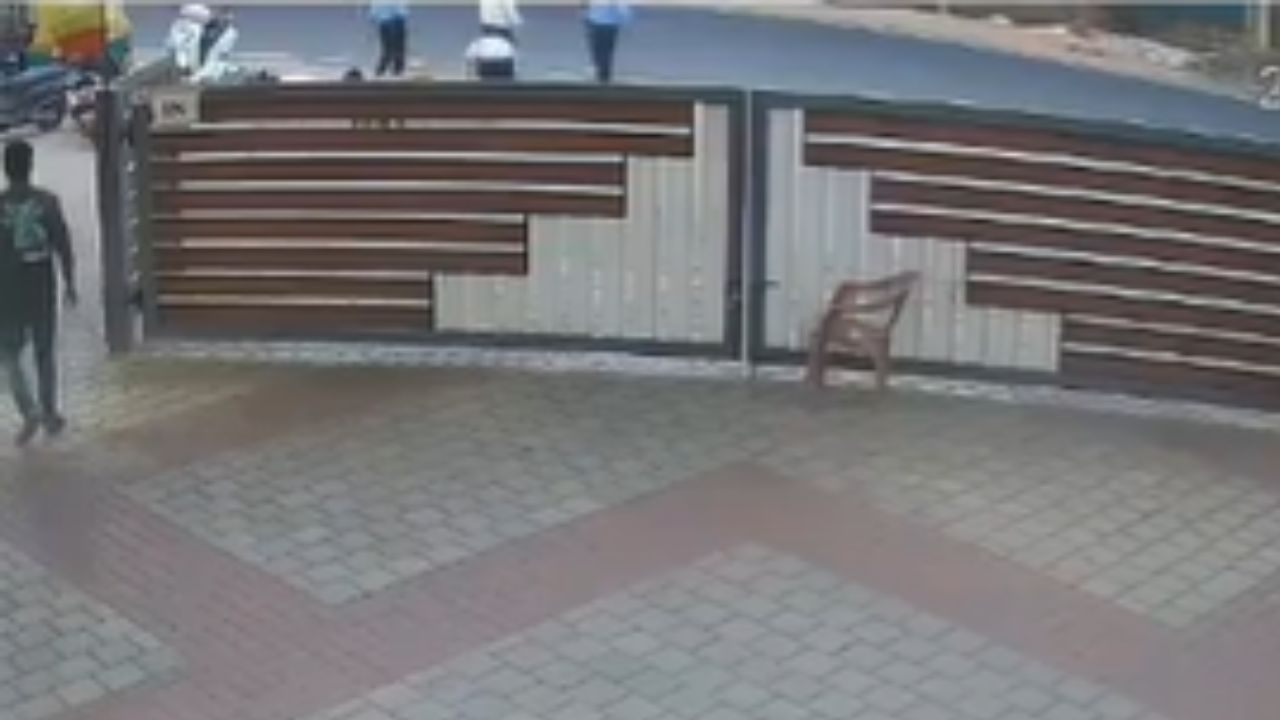 सोसायटी का गेट । Photo Credit: Screengrab