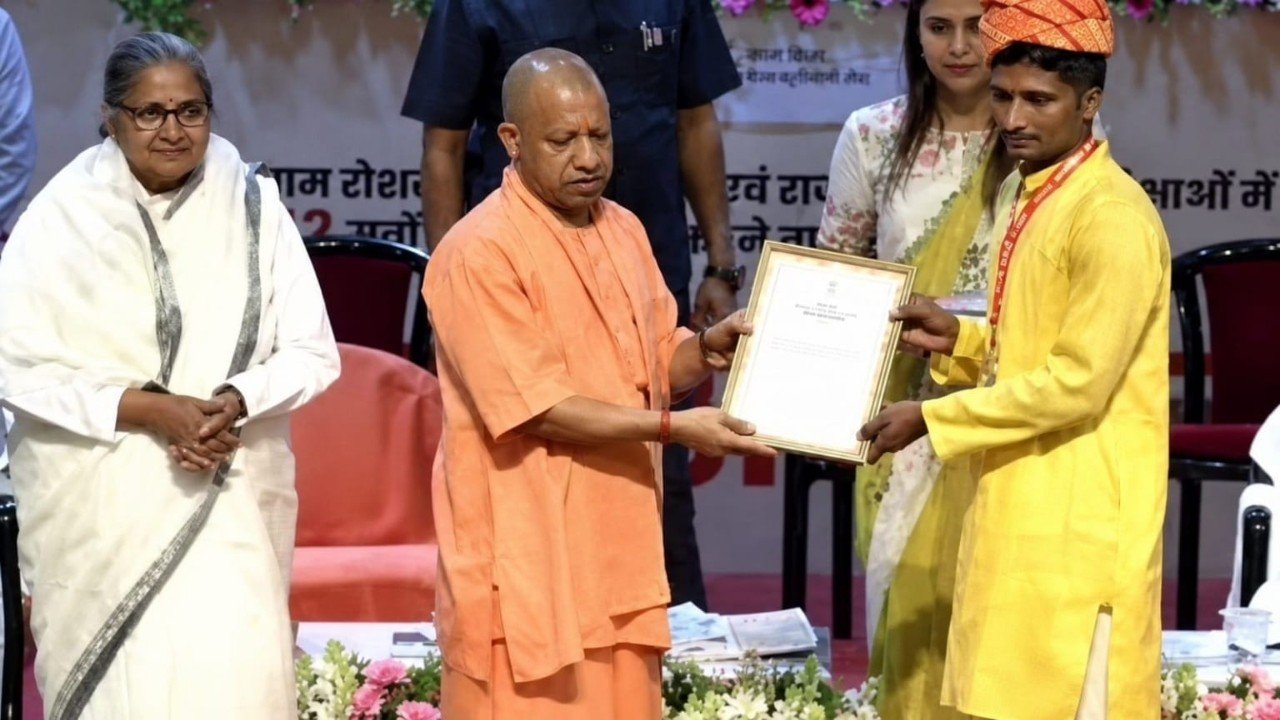 मुख्यमंत्री से प्रशस्ति लेता रजनीश यादव, Photo Credit : Social Media
