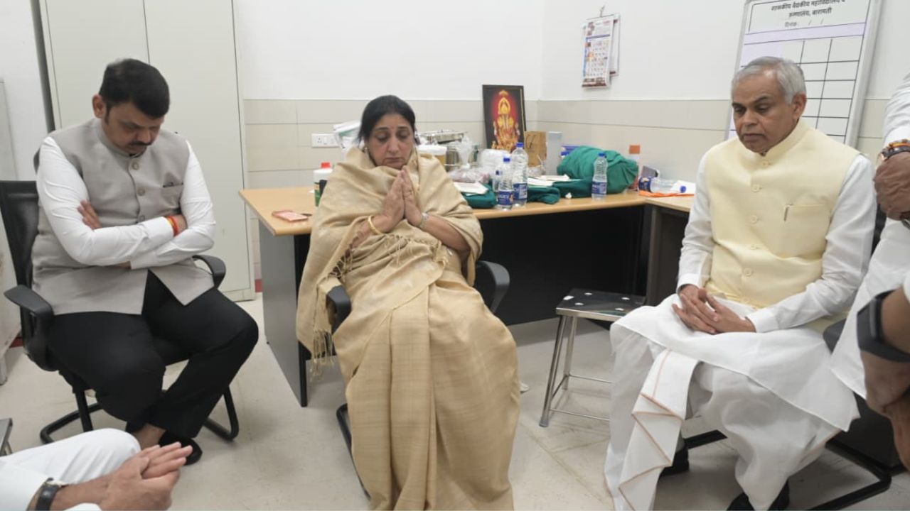अजित पवार की पत्नी सुनेत्रा पवार, सीएम देवेंद्र फडणवीस और राज्यपाल आचार्य देवव्रत Photo Credit: ANI
