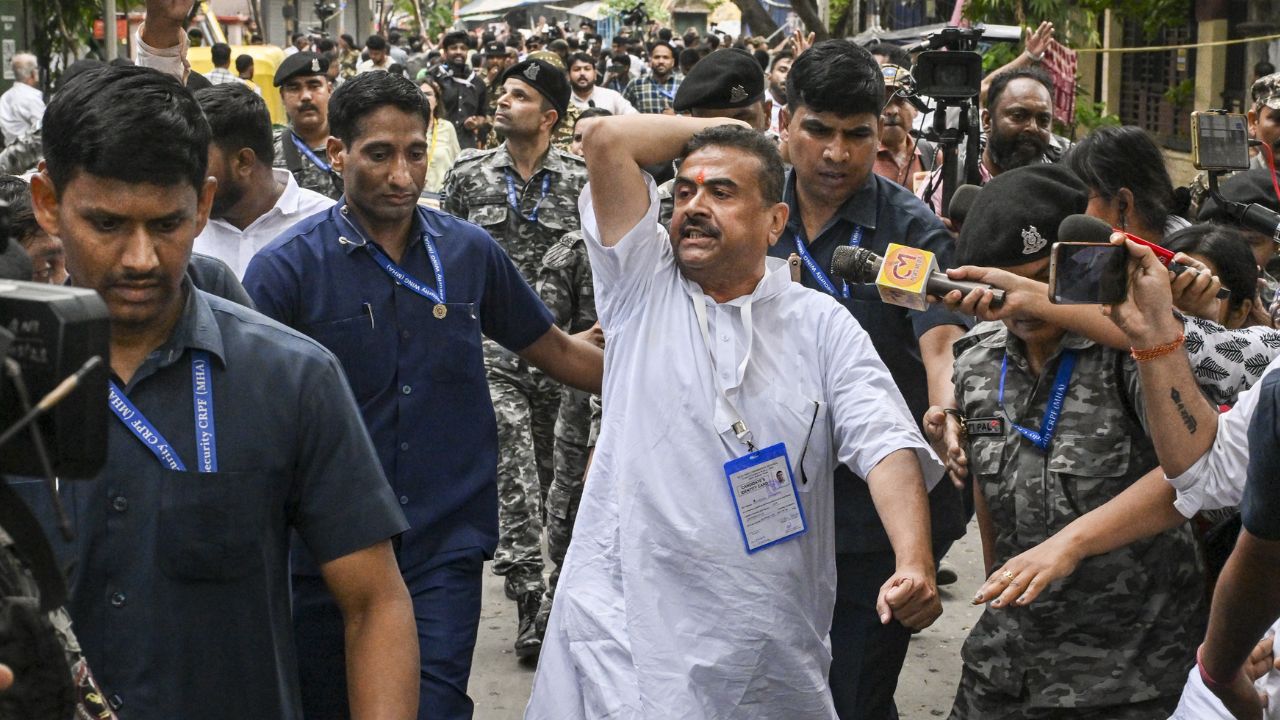 नारेबाजी करते बीजेपी नेता सुवेंदु अधिकारी। (Photo Credit: PTI)