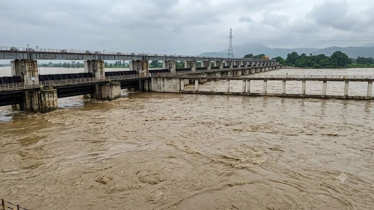 Gandak River water level rises