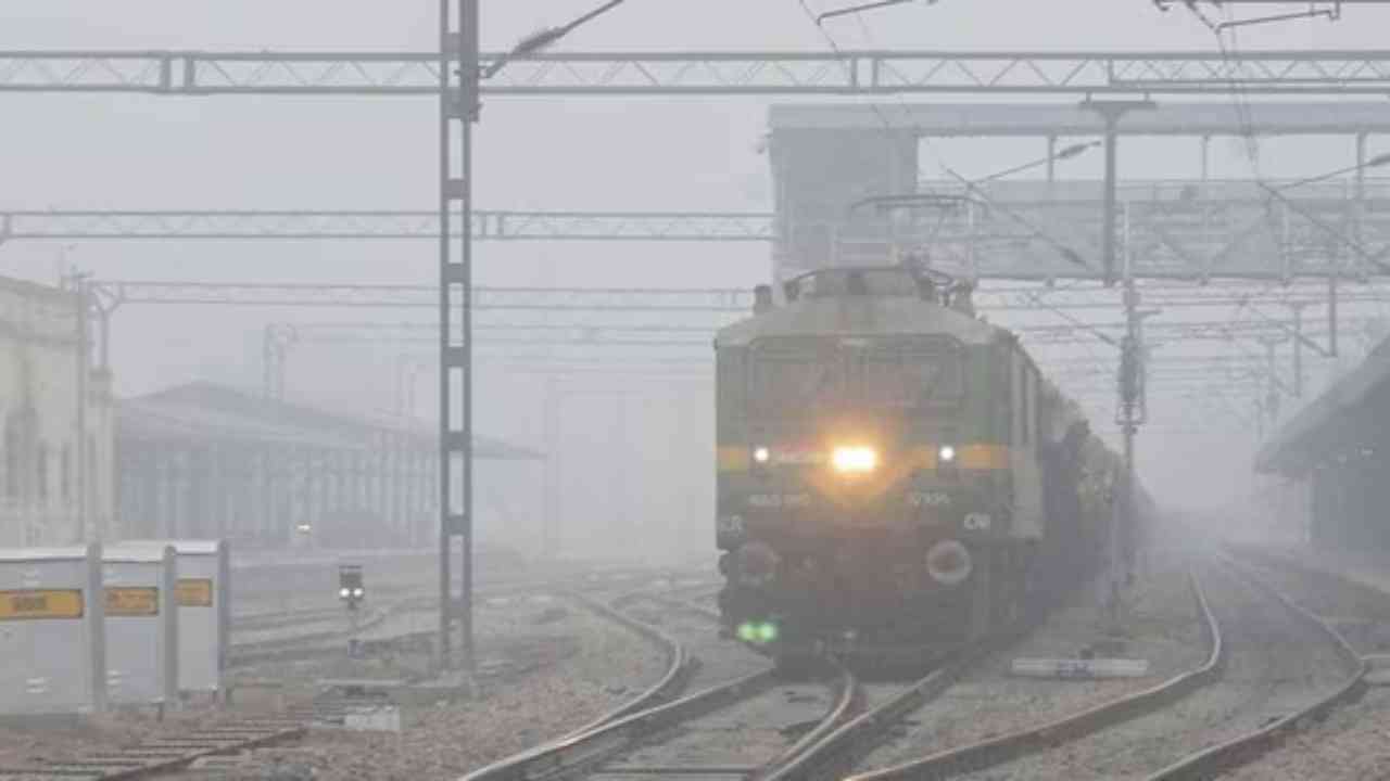 Delhi fog flights and train late and delay