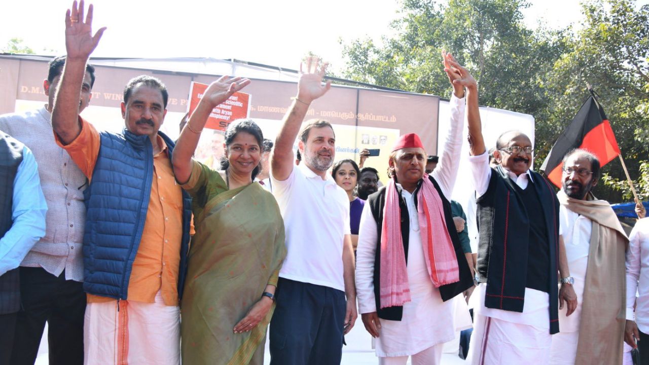 rahul gandhi and akhilesh yadav with other leaders
