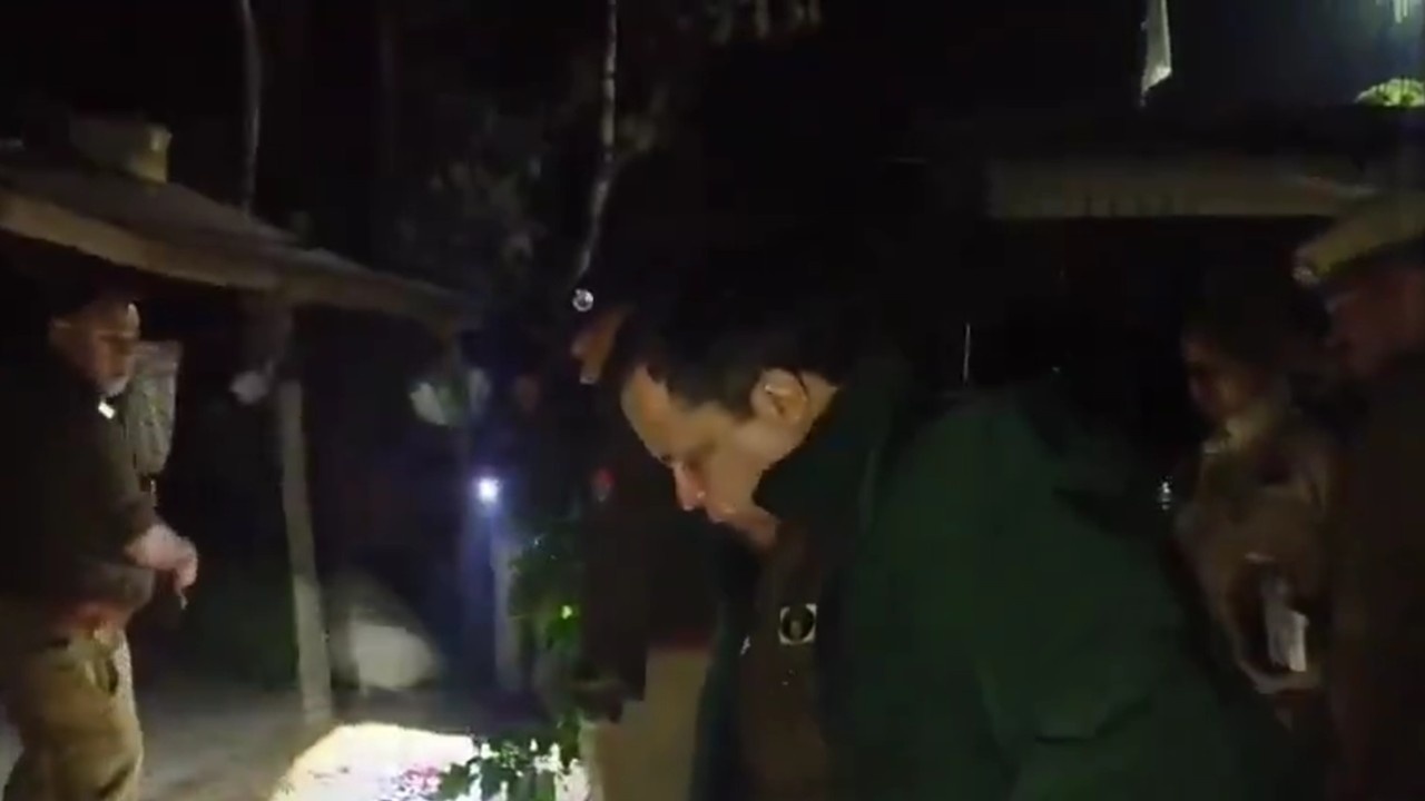 kills family with axe in UP