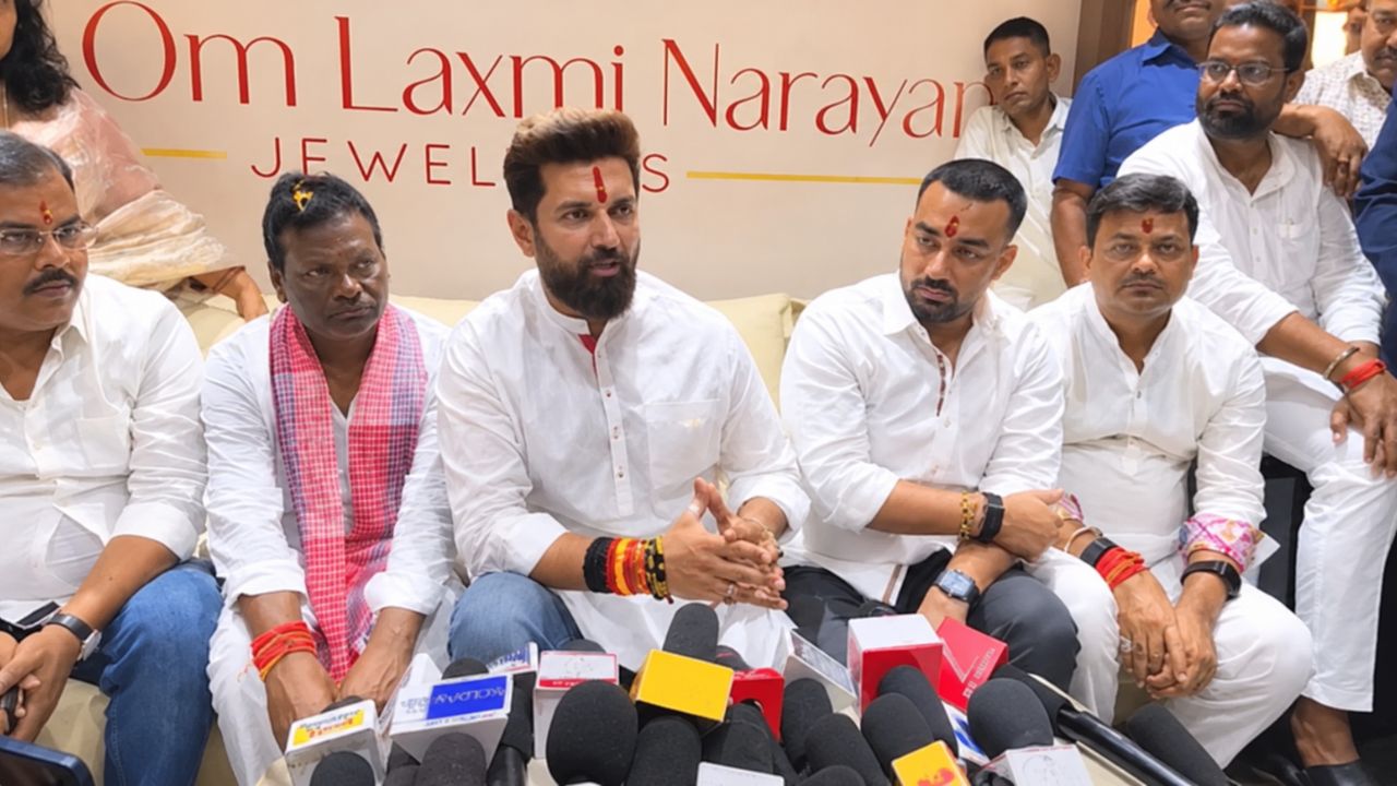 मीडिया से बात करते हुए केंद्रीय मंत्री चिराग पासवान की तस्वीर
