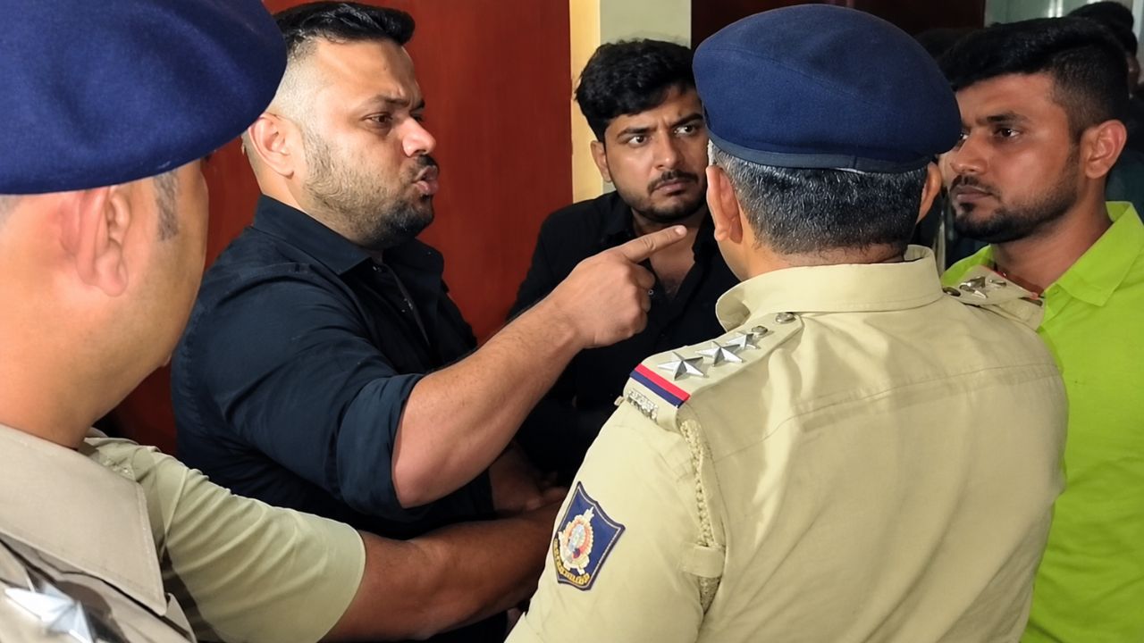 बेंगलुरु पब में पुलिस निरीक्षक से भिड़ता IAS अधिकारी