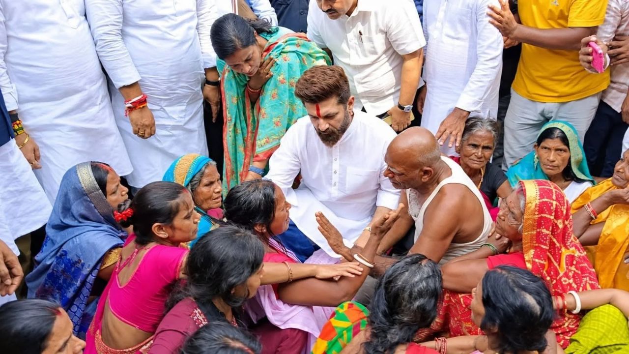 चिराग पासवान राघोपुर नाव हादसे के पीड़ितों से मिलते हुए