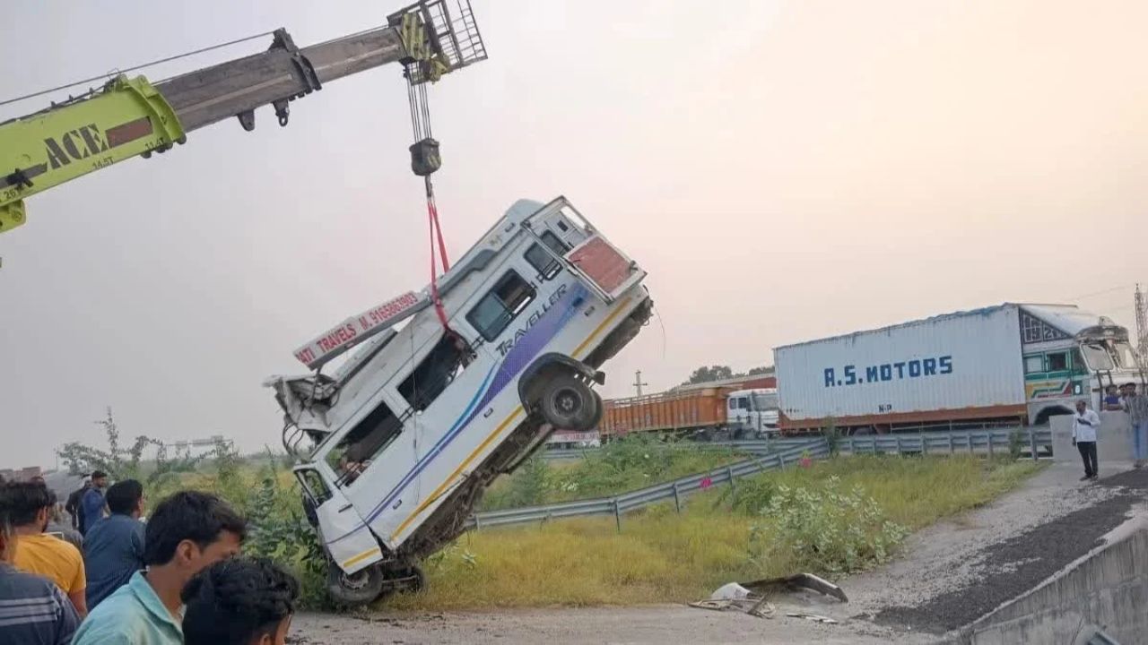 नाले में गिरी ट्रैवलर को निकाला गया
