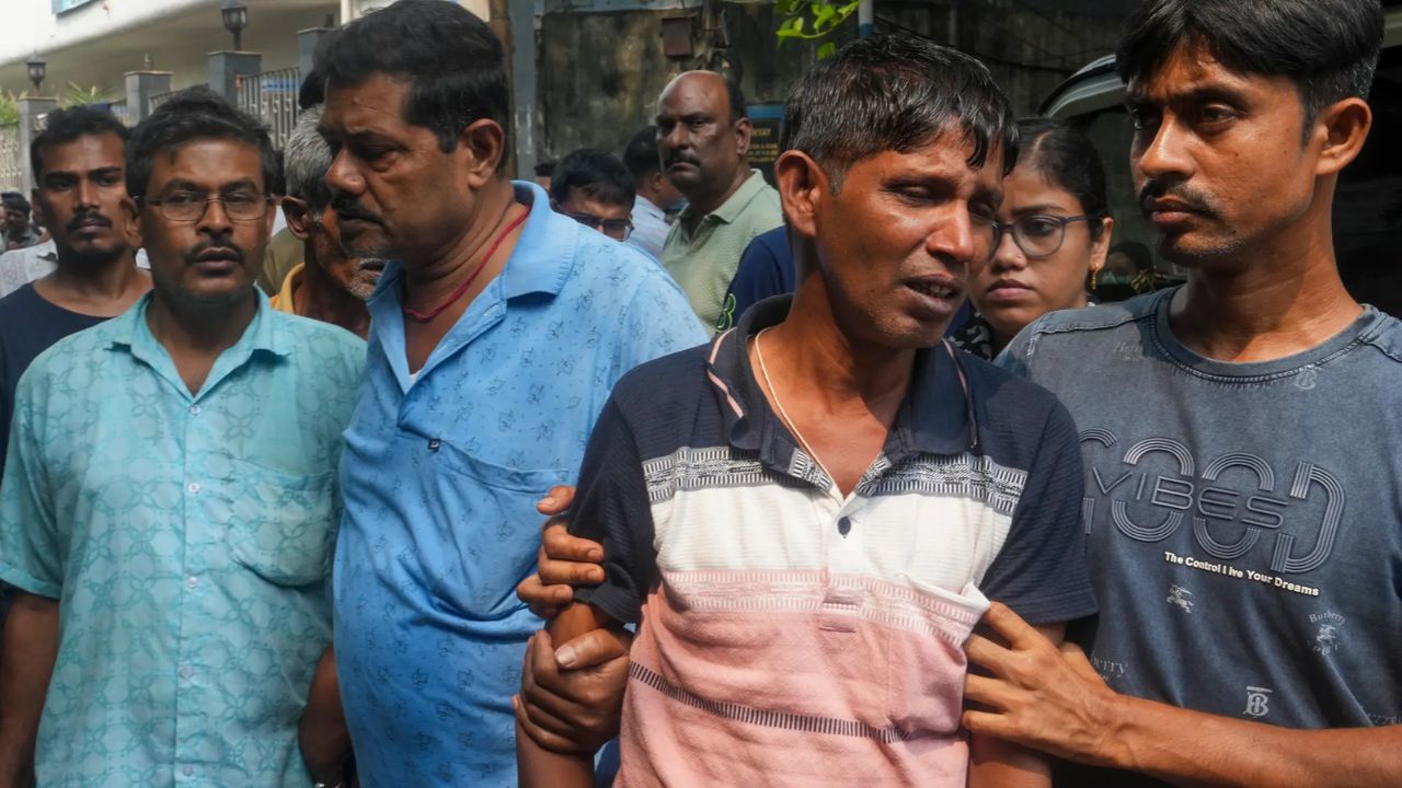 भगदड़ के बाद रोते-बिलखते पीड़ितों के परिजन