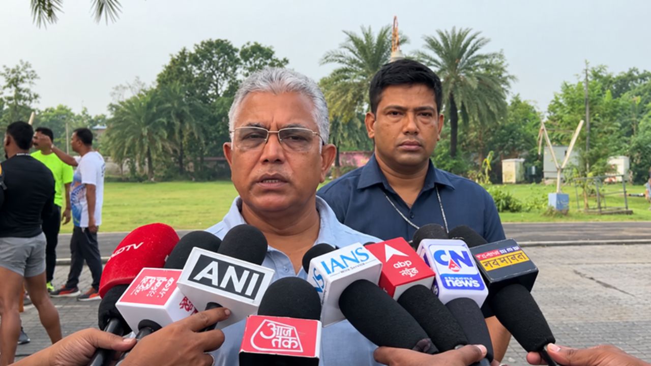 दिलीप घोष चोरबागान भगदड़ पर बयान देते हुए