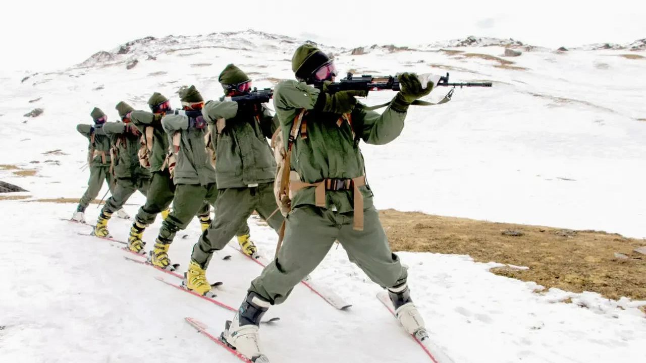 बर्फीले क्षेत्र में सीमा की रक्षा करते ITBP के जवान