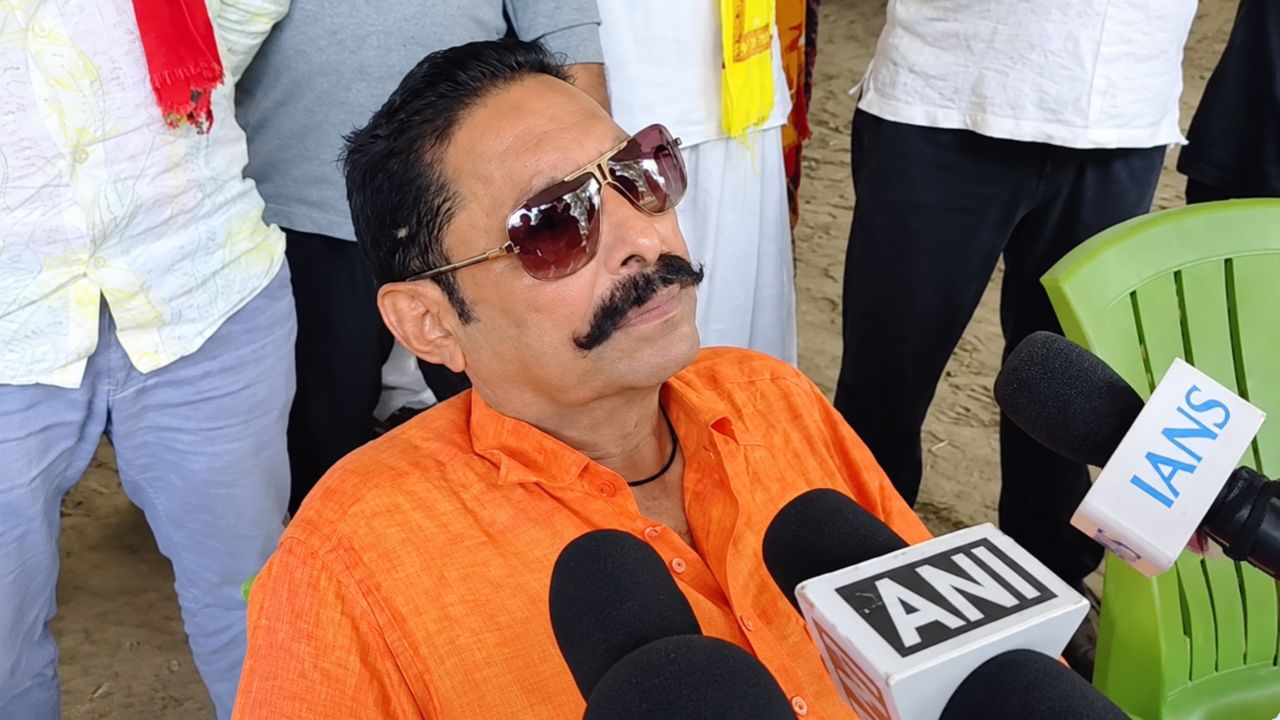 मीडिया से बात करते मोकामा के विधायक अनंत सिंह