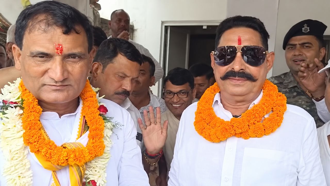अनंत सिंह अनुज सिंह का प्रचार का करते हुए