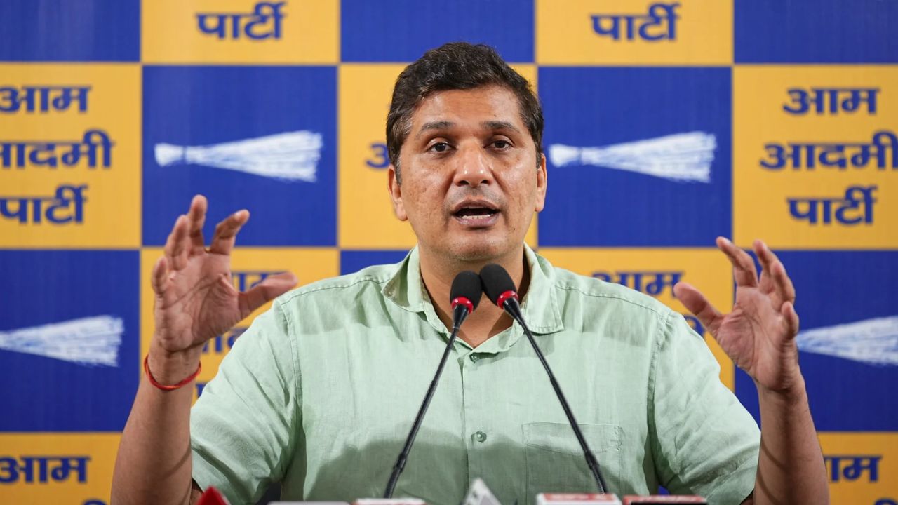  AAP, Devendra Yadav, Saurabh Bhardwaj, AAP vs Congress,