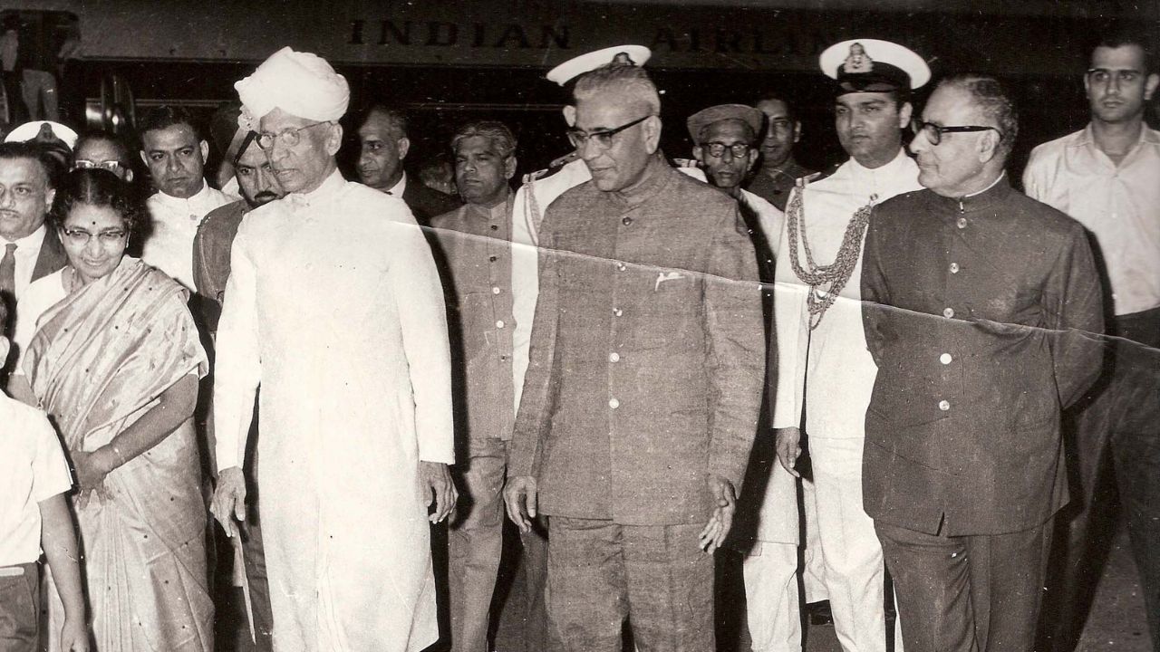 Vasantrao Naik with government officials