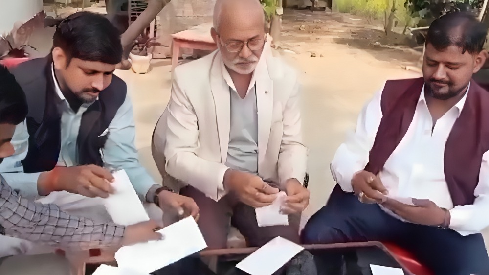 चूड़ी भेजते हुए नेता (वीडियो ग्रैब) । Photo Credit: Social Media