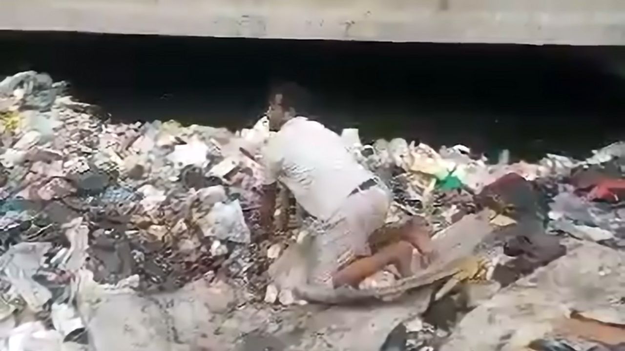 Avdhesh searching his son in drain
