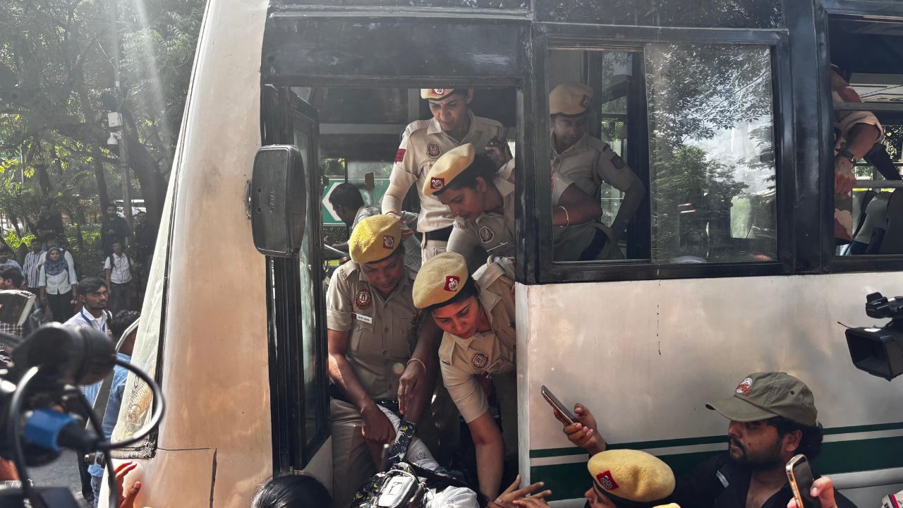 लोगों को ले जाती पुलिस, Photo Credit: Khabargaon