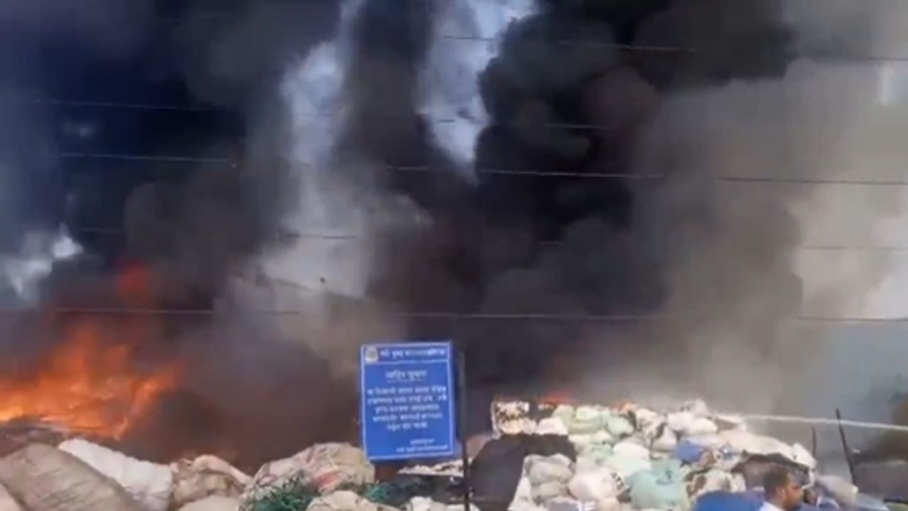 स्क्रैप गोदाम में लगी हुई आग । Photo Credit:/Screengrab/X