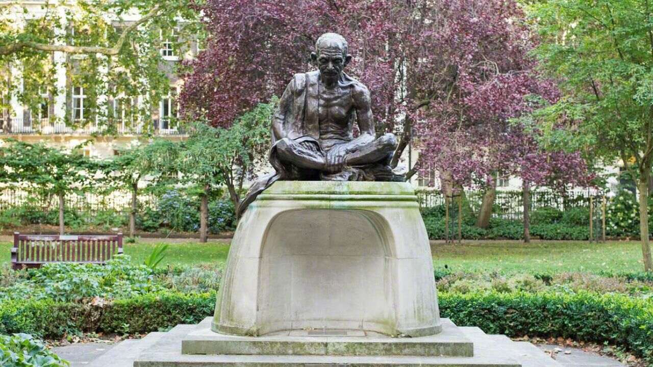 mahatma gandhi statue