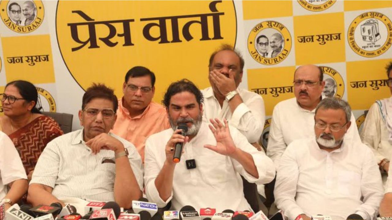 प्रशांत किशोर प्रेस वार्ता करते हुए । Photo Credit: Social Media