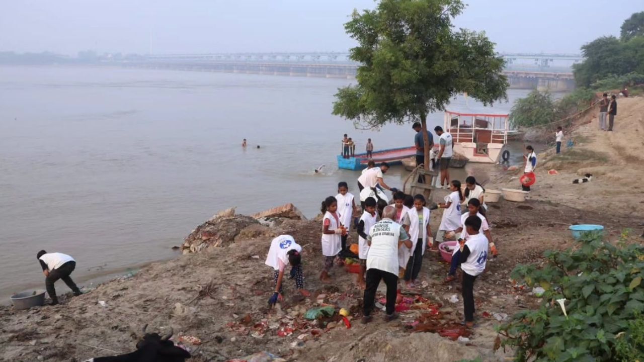 यमुना में प्रदूषण हटाते वॉलंटियर। 