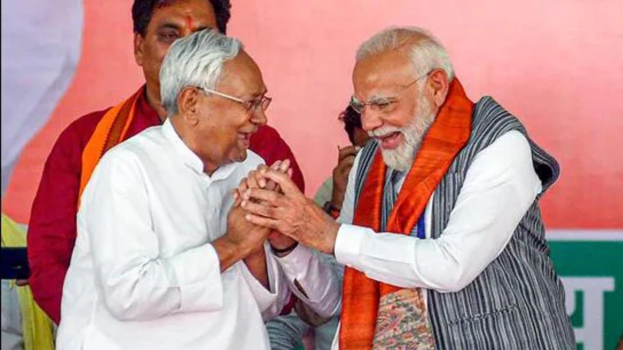 नीतीश कुमार और नरेंद्र मोदी । Photo Credit: PTI