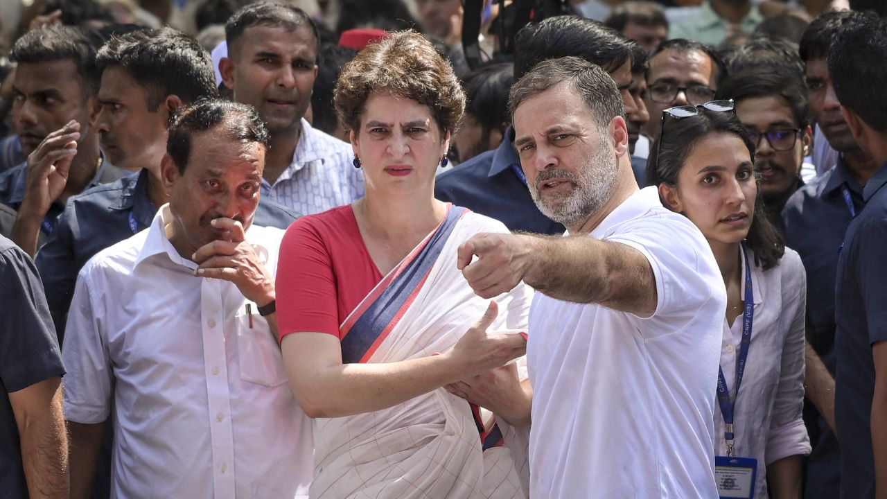 Priyanka Gandhi and Rahul Gandhi protesting ner Akashvani Building PTI 