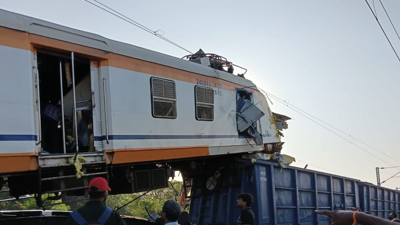 Train Accident Scene । Photo Credit: X/@labheshghosh
